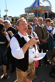 Wiesnstadtrat Otto Seidl erhielt das Ehrendirigat zum Tölzer Schützenmarsch (©Foto: Martin Schmitz)